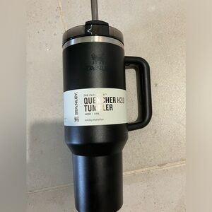 Stanley 40 oz flowstate tumbler.  Color- black